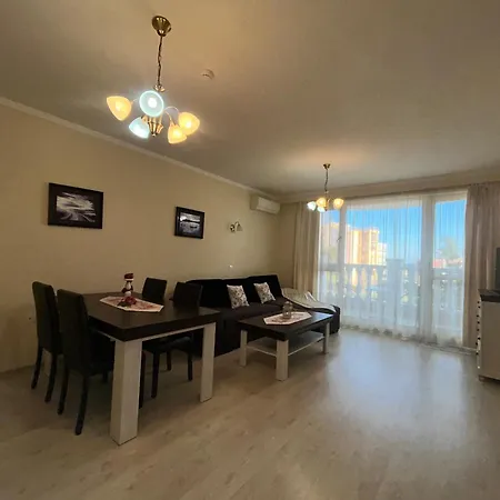 Roma Monna Апартамент *